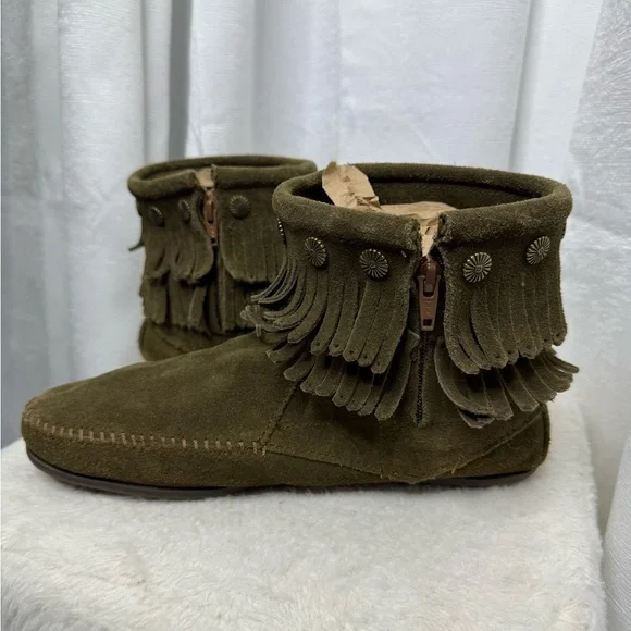 Minnetonka Women’s Soft Suede Double Fringe Side Zip Boot Olive Green Sz 9 - Picture 5 of 12